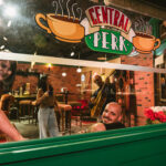 Contagem regressiva: sucesso de público, The Friends™ Experience chega às últimas semanas em fortaleza