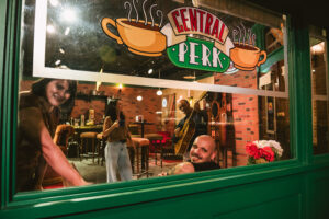 Contagem regressiva: sucesso de público, The Friends™ Experience chega às últimas semanas em fortaleza