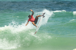 Triunfo de favorito e domínio de cearenses marcam o penúltimo dia do Circuito Banco do Brasil de Surfe 2025