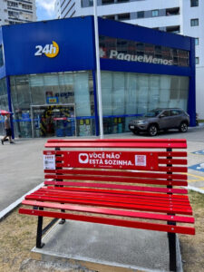 Parceria entre Pague Menos, Juliette e Instituto Banco Vermelho promove conscientização sobre violência de gênero