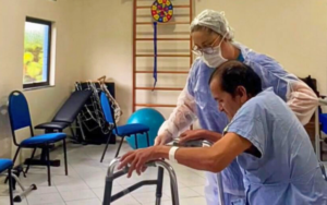 Gratidão: após alta, ex-paciente da CCC retorna ao espaço para agradecer profissionais e reviver momentos