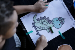 Entre máscaras, histórias e estrelas, Férias no Dragão reúne programação especial para a criançada