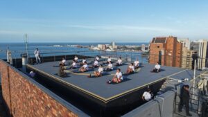 Acal Conceito e Galleria Biancogres promovem experiência sensorial “Yoga nas Alturas” para arquitetos