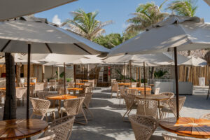 Cala Playa Brasil comemora um ano como beach club de alta gastronomia e lifestyle na Praia do Futuro