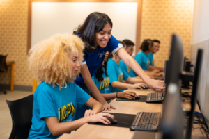 Instituto JCPM oferece cursos profissionalizantes gratuitos para jovens do entorno dos shoppings RioMar em Fortaleza