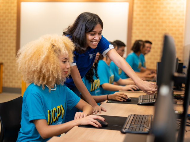 Instituto JCPM oferece cursos profissionalizantes gratuitos para jovens do entorno dos shoppings RioMar em Fortaleza