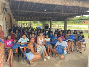 Instituto Julie Carroll promove encontro entre Bill Carroll e crianças do projeto social no Lago Grande