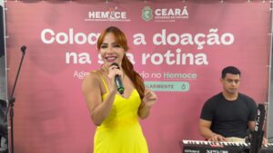 Vitória Fernandez leva música e solidariedade à campanha do Hemoce