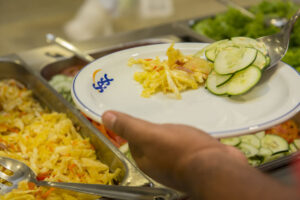 Restaurante Popular, em Fortaleza, inicia novos atendimentos gratuitos por meio do Senac