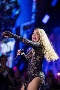 Baú da Taty Girl chega ao Cariri e amplia circuito do forró nostálgico no interior do Ceará