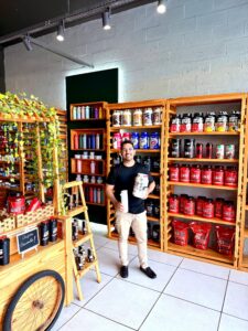 Felipe Adjafre investe no mercado de produtos naturais, proteínas e vitaminas com a inauguração da Vitalize no dia 6 de maio