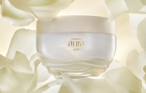 Natura completa o ritual de perfumação Aura Alba com lançamento de hidratante em pote perfumado