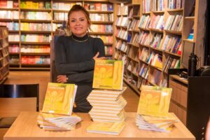 Terapeuta ocupacional lança livro infantil sobre saúde da coluna vertebral em Fortaleza