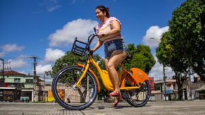 Aniversário de Fortaleza: roteiro turístico de bicicleta destaca experiências urbanas com o Bicicletar