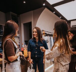 Diretoras da TLF Jeans celebram reinauguração de loja no Pátio Central com nova identidade visual