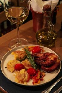 Felipe Adjafre assina a nova marca ‘Art Vino & Cucina’, ampliando a experiência gastronômica, diversificando rótulos e imprimindo boa música em Fortaleza