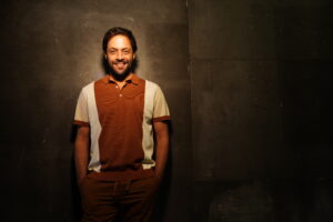 António Zambujo chega a Fortaleza com show do novo álbum “Oração ao Tempo”