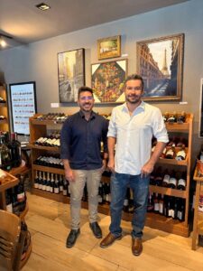 Do rótulo às telas, artistas cearenses Vando Figueiredo e Djalma Brochado conferem personalidade no Art Vino & Cucina