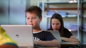 Internet reduz desigualdades e transforma realidades em escolas públicas