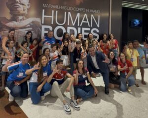 Iguatemi Bosque promove experiência inclusiva na exposição “Human Bodies – Maravilhas do Corpo Humano” para crianças de projetos sociais