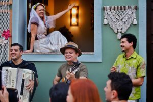Max Petterson vivencia tradição do chá da casca do Pau da Bandeira em encontro com Socorro Luna, símbolo da Festa de Santo Antônio de Barbalha, no Ceará