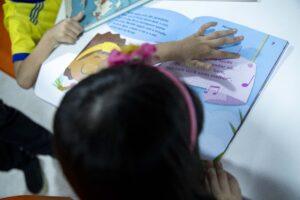 Em país onde mais da metade das escolas não têm biblioteca, projeto Territórios da Leitura entrega sete novos espaços de leitura no Ceará