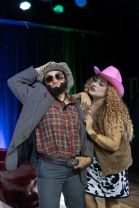 Espetáculo “Banheiro Irreverente” leva humor ácido e crítica social em circulação gratuita por Fortaleza, Aracati e Guaramiranga