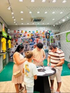 Shopping Eusébio promove encontros oficiais de troca de figurinhas na “Loja da Copa”