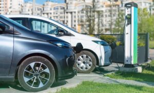 Carros elétricos impulsionam adaptações em seguros e infraestrutura de condomínios
