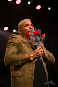 Renato Hirco leva emoção e romantismo em show gratuito no Dia dos Namorados