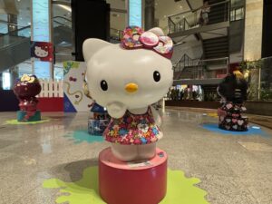 Exposição Hello Kitty Parade é a nova atração de férias do Iguatemi Bosque, em Fortaleza