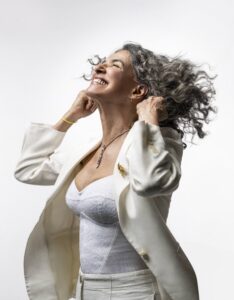 Simone apresenta seu novo show, “Que mulher é essa?!” no Teatro Riomar Fortaleza