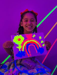 North Shopping Maracanaú promove experiência imersiva de pintura em neon durante as férias de julho