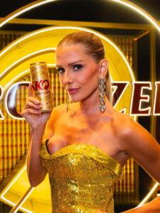 No clima das férias, Skol leva Deborah Secco para o Fortal