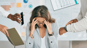 Mulheres acumulam múltiplas jornadas e enfrentam impactos da sobrecarga na saúde mental