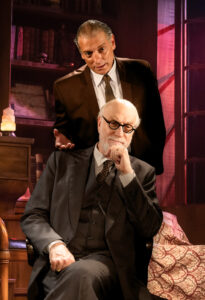 A Última Sessão de Freud, de Mark St. Germain, ganha nova temporada no Teatro RioMar Fortaleza em setembro