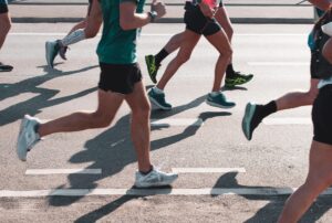 Crescimento da prática esportiva exige atenção aos sinais do corpo; avaliação individualizada e reabilitação adequada ajudam a reduzir o risco de lesões