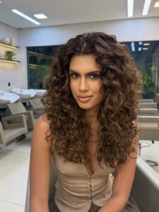 Zendaya reforça tendência de cabelos volumosos; especialista explica como aderir
