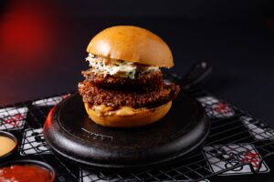Buk Burger lança Buk Crispy Thai com frango crocante e molho tailandês