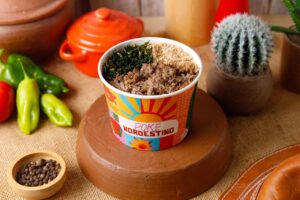 Poke Nordestino lança nova receita com carne de sol, arroz cremoso e couve crispy
