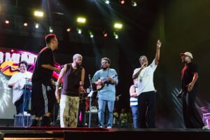 Encontro histórico: Fundo de Quintal, Thiaguinho, Sorriso Maroto, Mumuzinho e Yan juntos no palco dos 20 anos do Samba Brasil