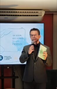 Medicina e literatura se encontram em noite de lançamento da antologia “Escritos e Prescritos”