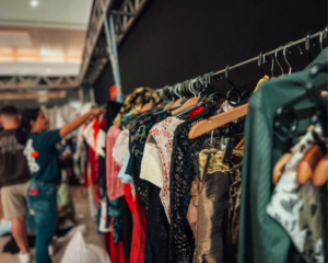 Bazar Ame Seu Vizinho chega à 12ª edição com roupas a partir de R$ 5 no RioMar Fortaleza