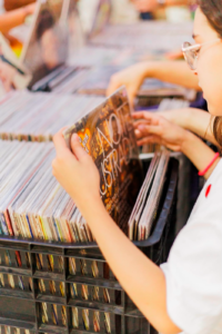 Feira Mais Vinil reúne em Fortaleza colecionadores, expositores e DJs em programação dedicada à cultura analógica