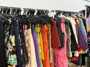 Bazar Solidário reúne mais de 200 marcas e 2 mil peças a preços acessíveis no RioMar Kennedy
