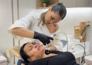 O rosto não envelhece apenas na pele: entenda a perda estrutural da face e por que nem toda flacidez precisa de preenchimento