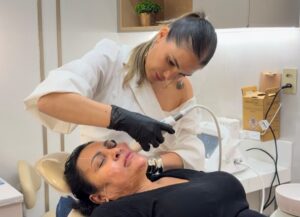 O rosto não envelhece apenas na pele: entenda a perda estrutural da face e por que nem toda flacidez precisa de preenchimento