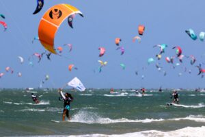 Fortaleza avança no turismo internacional de kitesurf e amplia protagonismo da Praia do Futuro