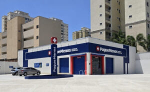 Pague Menos presenteia os 100 primeiros clientes na inauguração de loja em Fortaleza