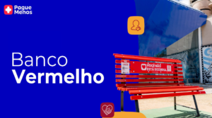 Ação de conscientização sobre o enfrentamento à violência contra a mulher leva Banco Vermelho Gigante à loja da Pague Menos em Fortaleza